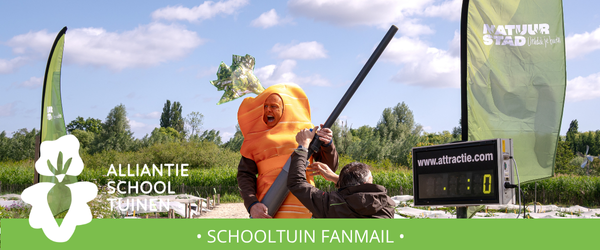 Meisje plant schooltuin