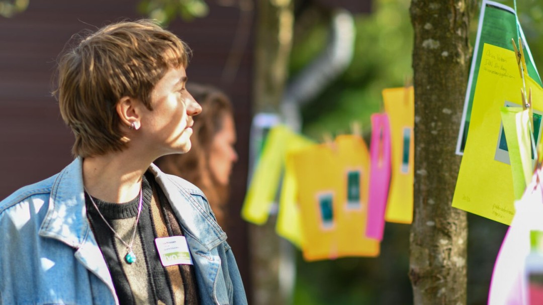 Natuurgids wijst naar blad