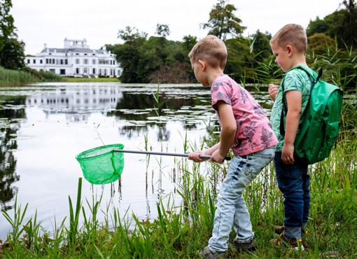 Natuurgids wijst naar blad